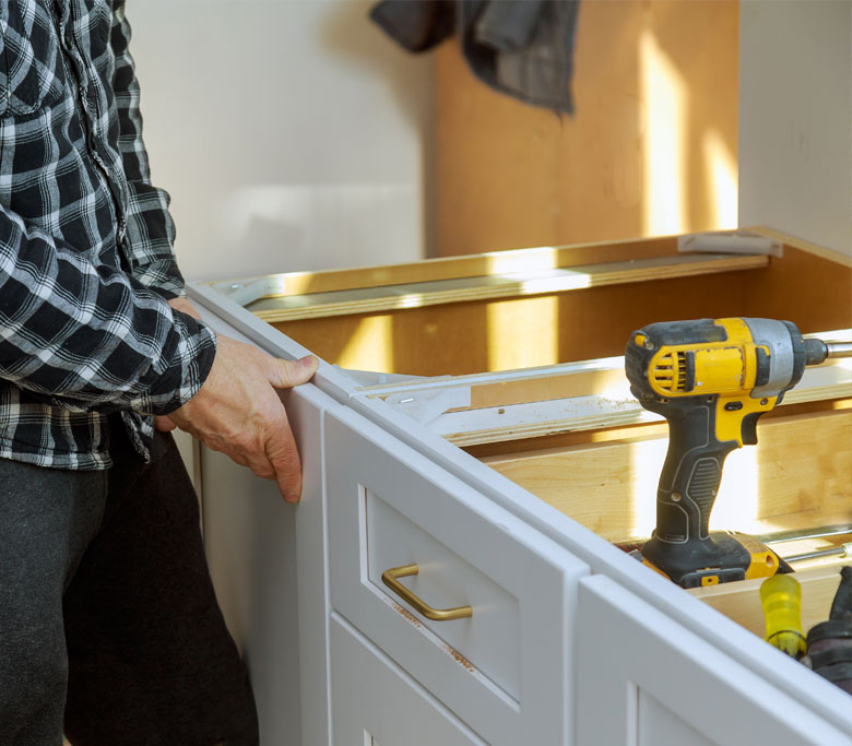 Instalación-de-puertas-y-cocinas-prefabricadas